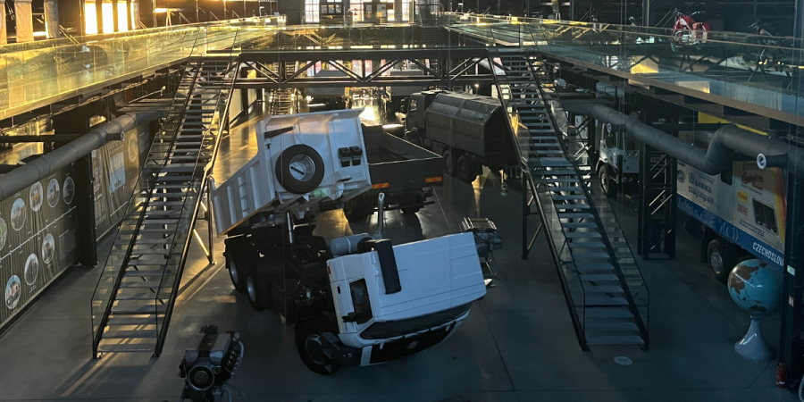 Muzejn&iacute; noc v Muzeu N&Aacute;KLADN&Iacute;CH automobilů Tatra