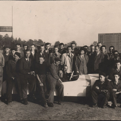 Zaměstnanci Tatry pod&iacute;lej&iacute;c&iacute; se na v&yacute;voji a stavbě vozu, 1949