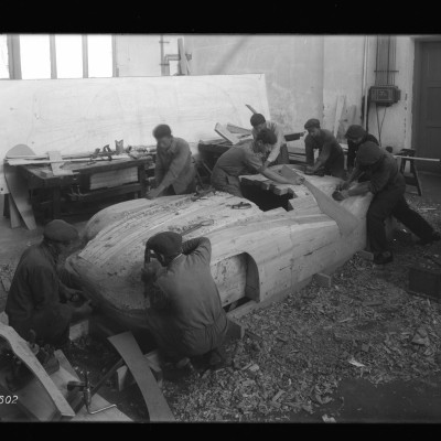 Model&aacute;ři při v&yacute;robě kopyta pro tvarov&aacute;n&iacute; karos&eacute;rie, 1949