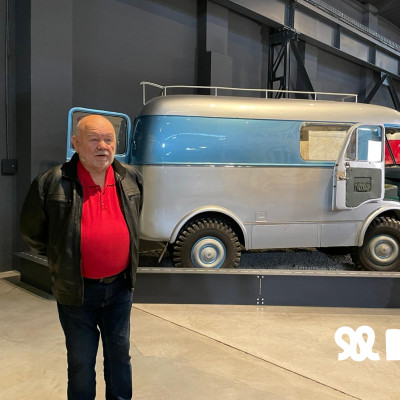 Karel Loprais u n&aacute;s v muzeu - pozad&iacute; modr&aacute; Tatra 805, kterou pan Loprais zachr&aacute;nil