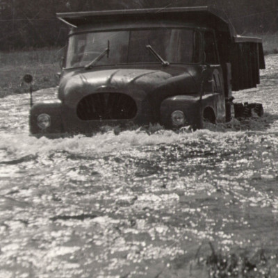 Tatra 138 v řece