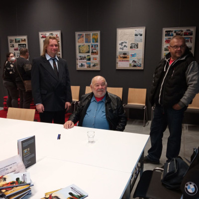 Autogrami&aacute;da po otevřen&iacute; muzea v r&aacute;mci v&yacute;stava &bdquo;Proč? Protože Karel Loprais&ldquo;
