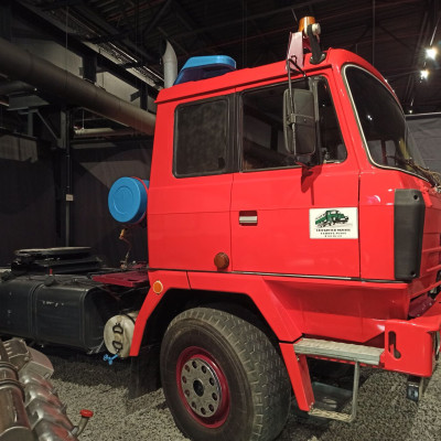 T 815 NT 4x4 (1989) s n&aacute;stupem do kabiny před kolem předn&iacute; n&aacute;pravy