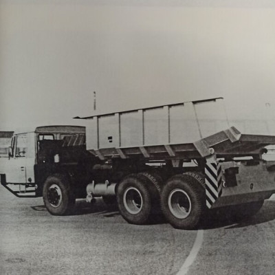 Důln&iacute; skl&aacute;pěč T 815-2 S1D