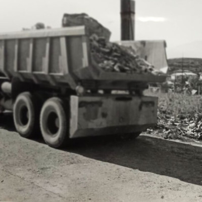 Důln&iacute; skl&aacute;pěč - zat&iacute;žen&eacute; vozidlo na celkovou hmotnost 27.600 kg