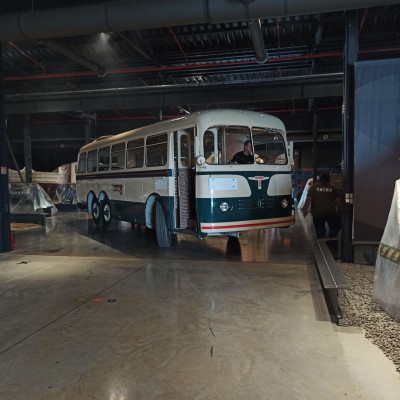 Ustavov&aacute;n&iacute; horsk&eacute;ho autobusu z Hlachovy sb&iacute;rky na sv&eacute; nov&eacute; m&iacute;sto v MNAT