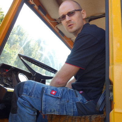 Nenahraditeln&yacute; muž v pozad&iacute; - Ondřej Sk&aacute;cel